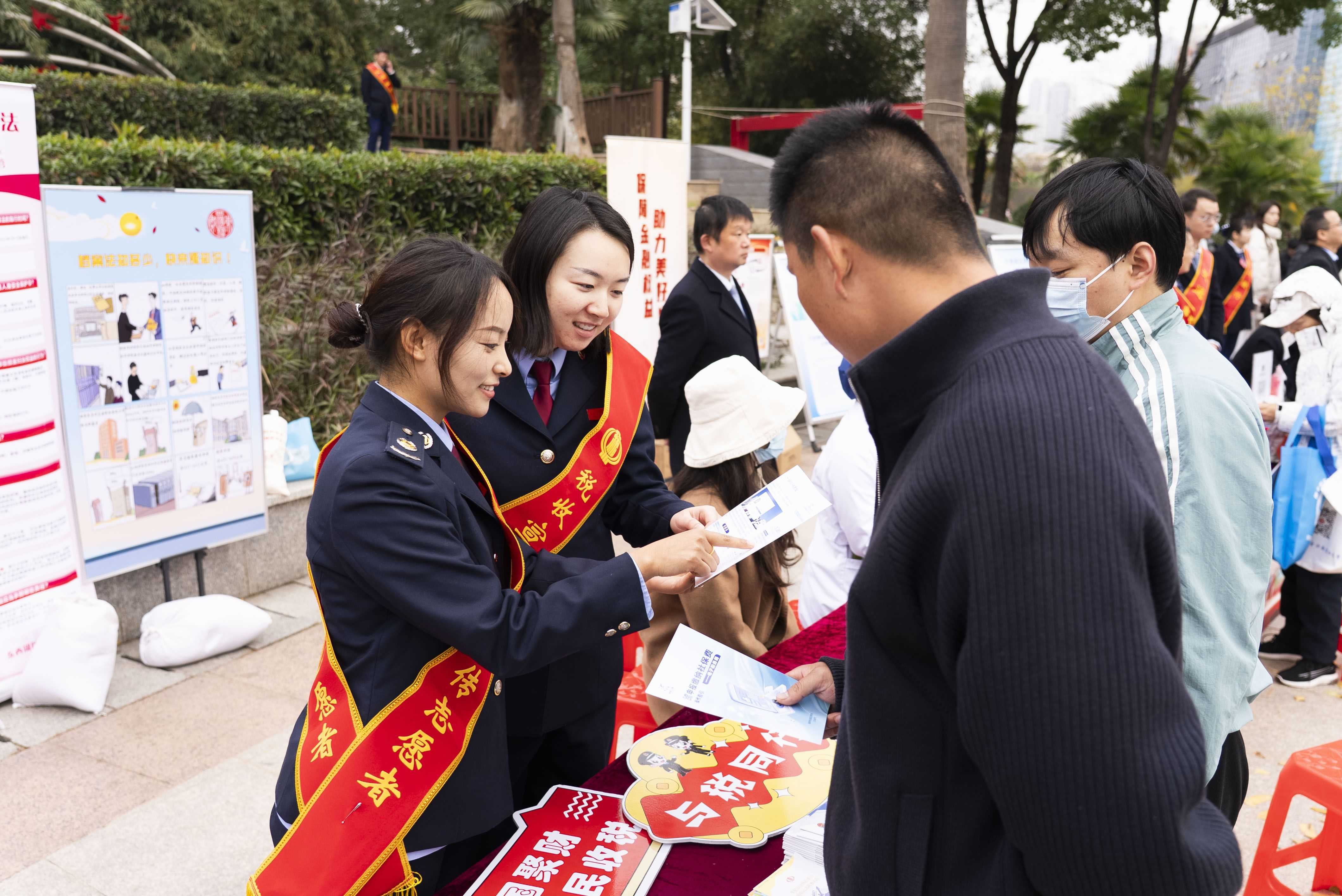 武汉“宪法宣传周”活动在91论坛
启幕
